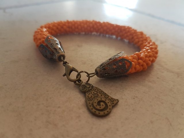 imusau.lt | listing 6. Rankų darbo apyrankė